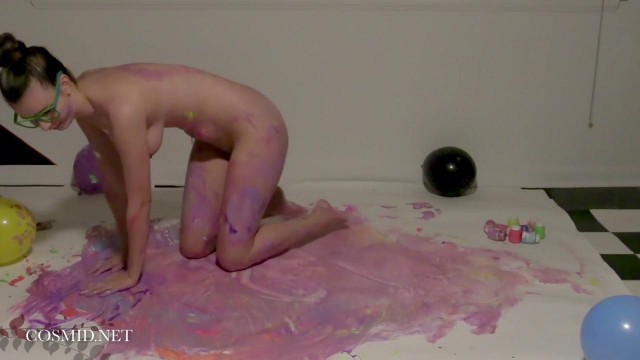 Девушка развлекается и пачкает свое тело разноцветными красками #4