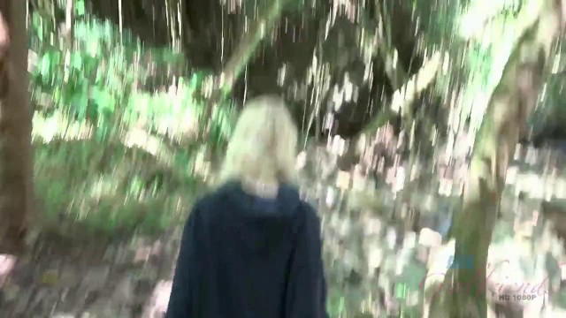 Блондинка отсосала хер парня во время прогулки по лесу #4