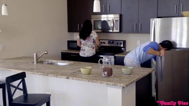 Сладкая парочка трахается на кухне, пока мамаша не видит их страстные игры #1