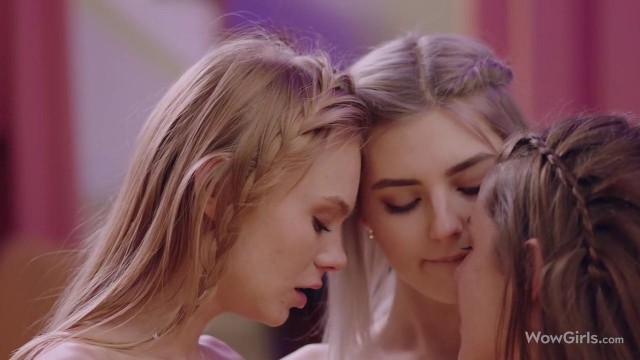 Три страстные подруги устроили лесбийский секс вместо йоги #8